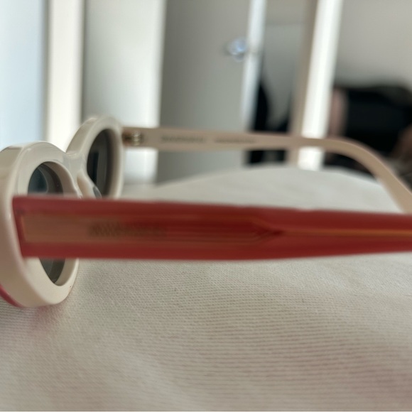 Stylish Pink Oval Sunglasses - Picture 3 of 3